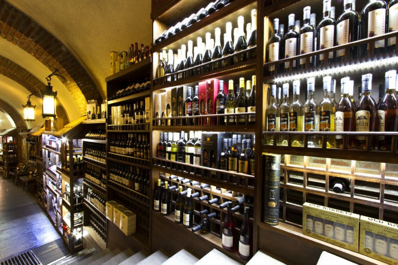 bar-TRANS EN PROVENCE-min_world_street_travel_shop_canon_georgia_wine_bottles-429767
